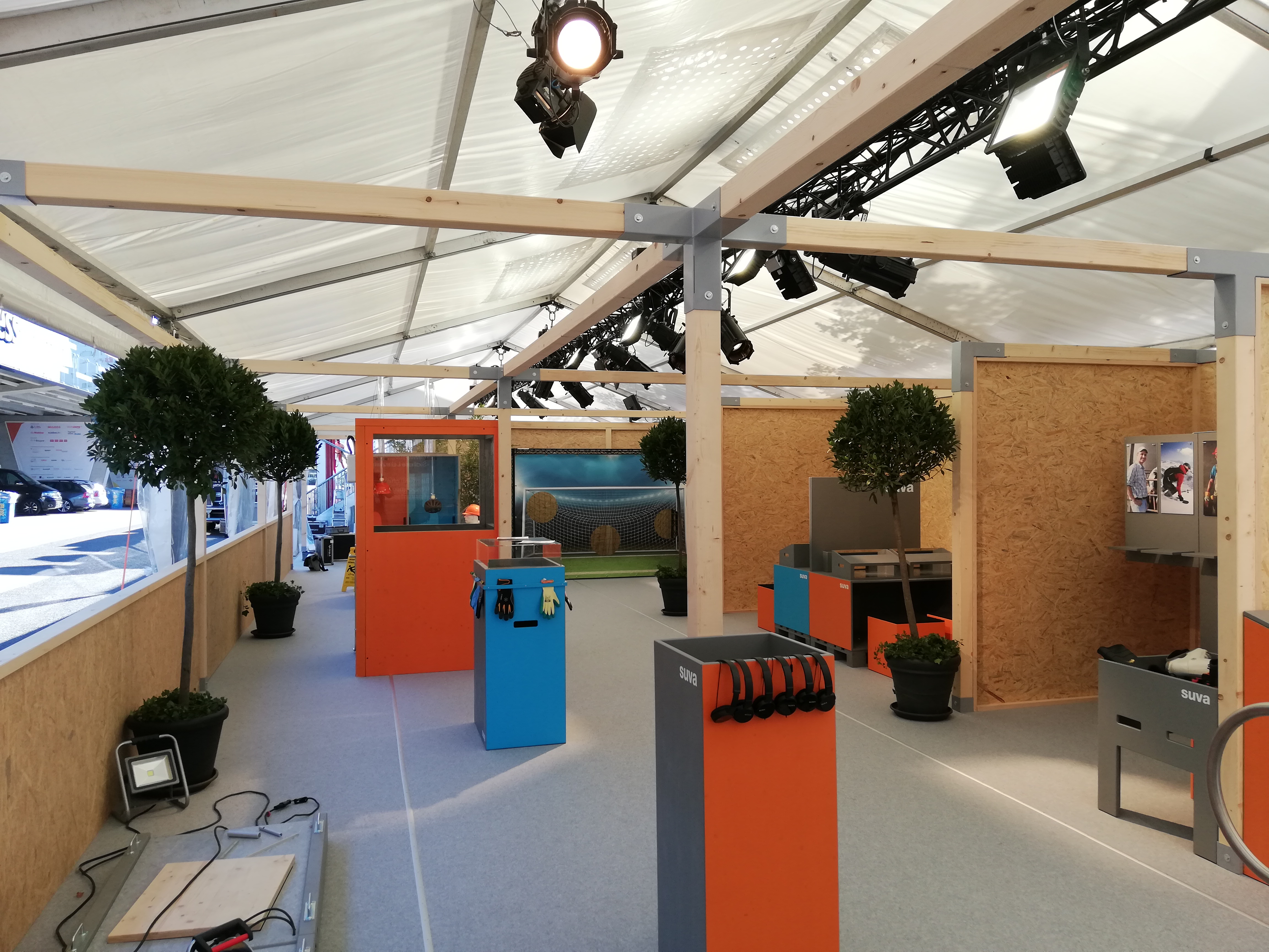 Messestand SUVA an den Swissskills 2018. Zelt, Boden, Holzkonstruktion von Tent in Time