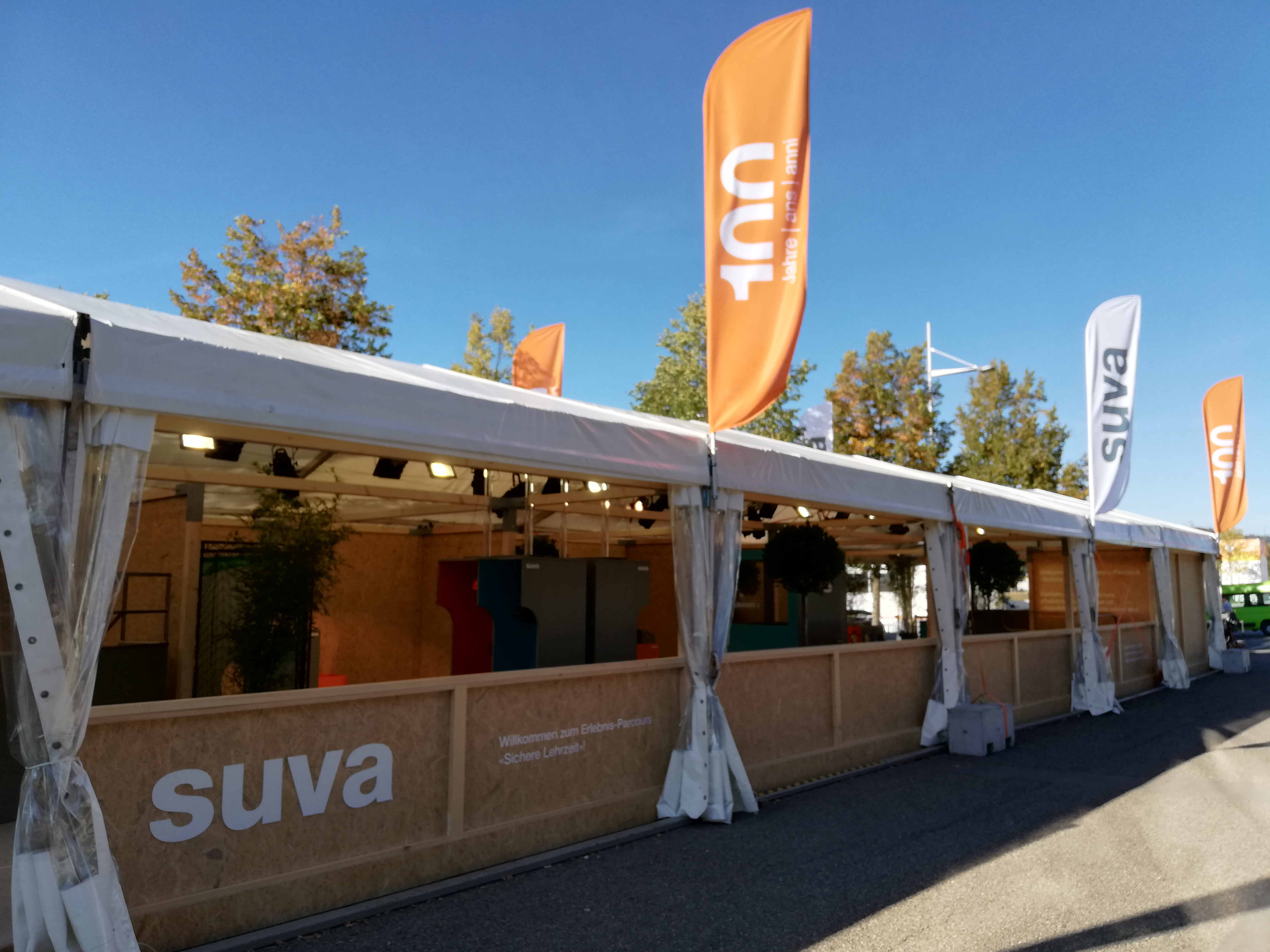Messestand SUVA an den Swissskills 2018. Zelt, Boden, Holzkonstruktion von Tent in Time